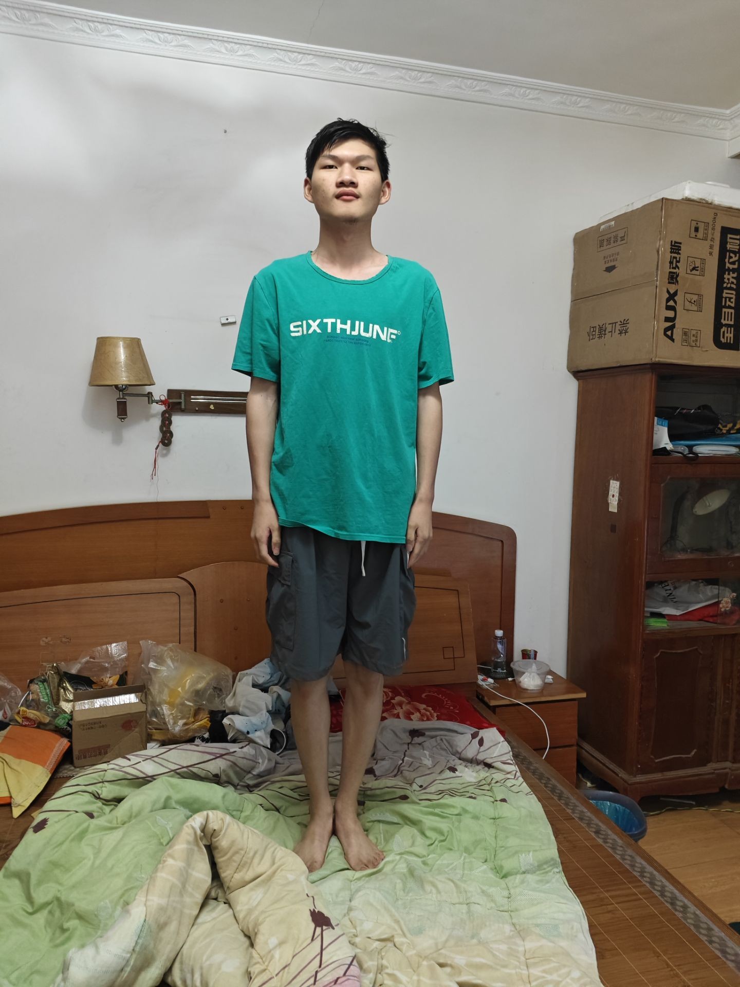 站在床上