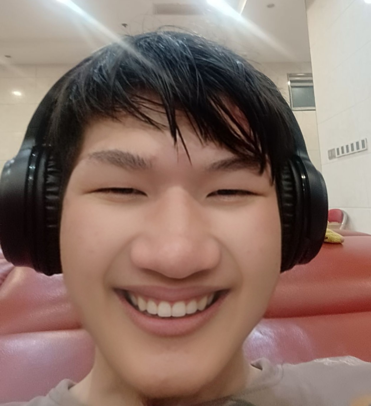 戴耳机大笑